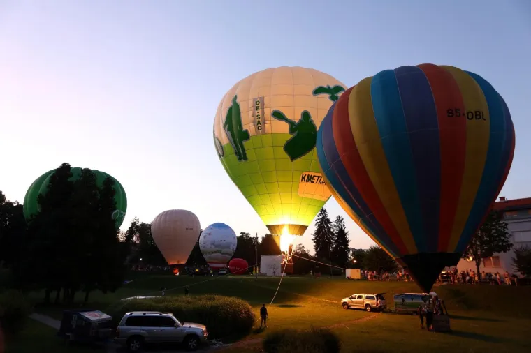 Prekrasan prizor: Pripreme za noćni let balonima u Karlovcu