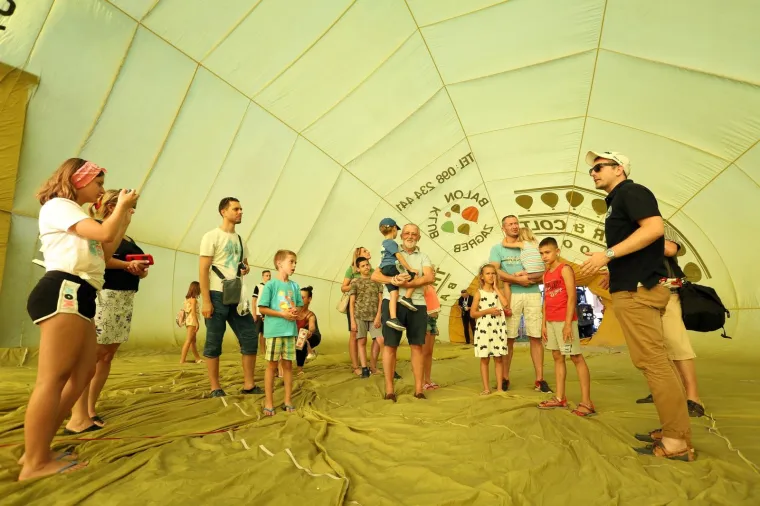 Prekrasan prizor: Pripreme za noćni let balonima u Karlovcu