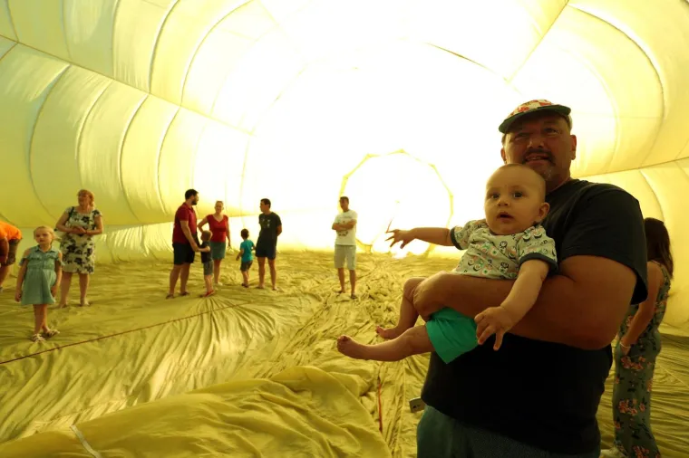 Prekrasan prizor: Pripreme za noćni let balonima u Karlovcu