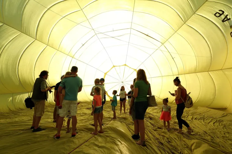 Prekrasan prizor: Pripreme za noćni let balonima u Karlovcu