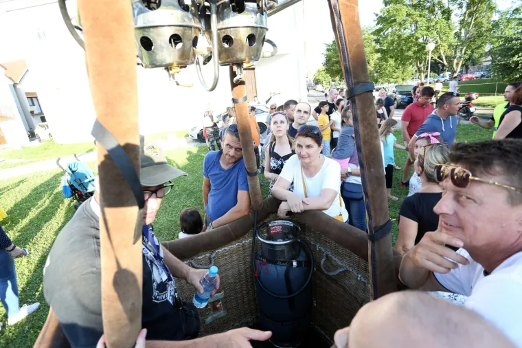 Prekrasan prizor: Pripreme za noćni let balonima u Karlovcu