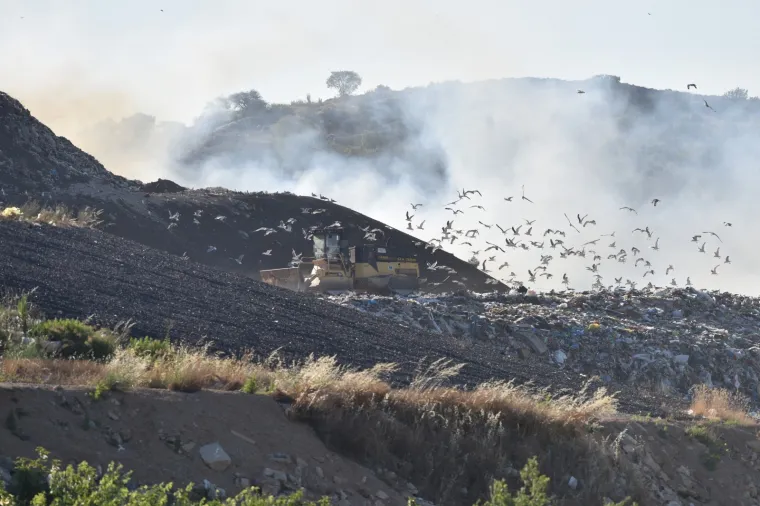 Drugi požar na odlagali&scaron;tu u dva dana: Gori smeće na Bikarcu, vatrogascima pomaže i bager
