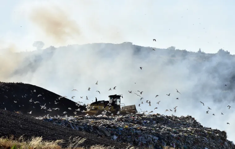 Drugi požar na odlagali&scaron;tu u dva dana: Gori smeće na Bikarcu, vatrogascima pomaže i bager