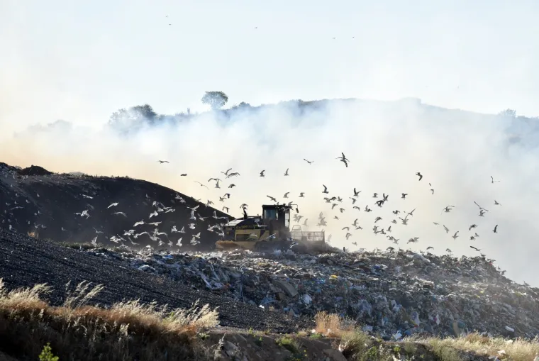 Drugi požar na odlagali&scaron;tu u dva dana: Gori smeće na Bikarcu, vatrogascima pomaže i bager