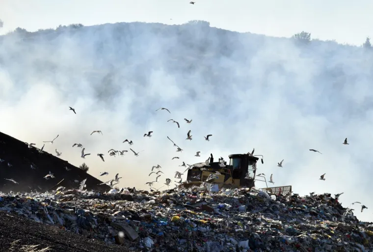 Drugi požar na odlagali&scaron;tu u dva dana: Gori smeće na Bikarcu, vatrogascima pomaže i bager
