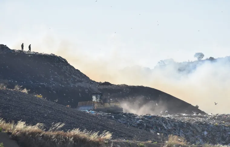 Drugi požar na odlagali&scaron;tu u dva dana: Gori smeće na Bikarcu, vatrogascima pomaže i bager