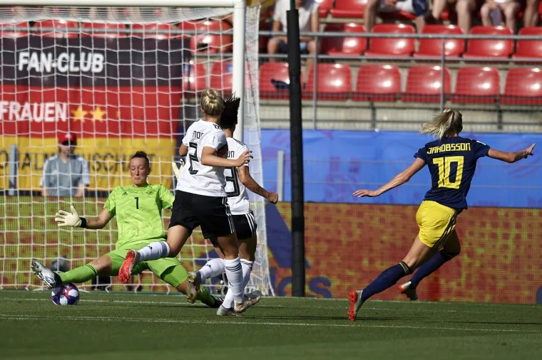 Nogometa&scaron;ice Njemačke, koje u dosada&scaron;njem dijelu SP u Francuskoj nisu primile gol, u subotu su u četvrtfinalu izgubile od &Scaron;vedske sa 1-2.