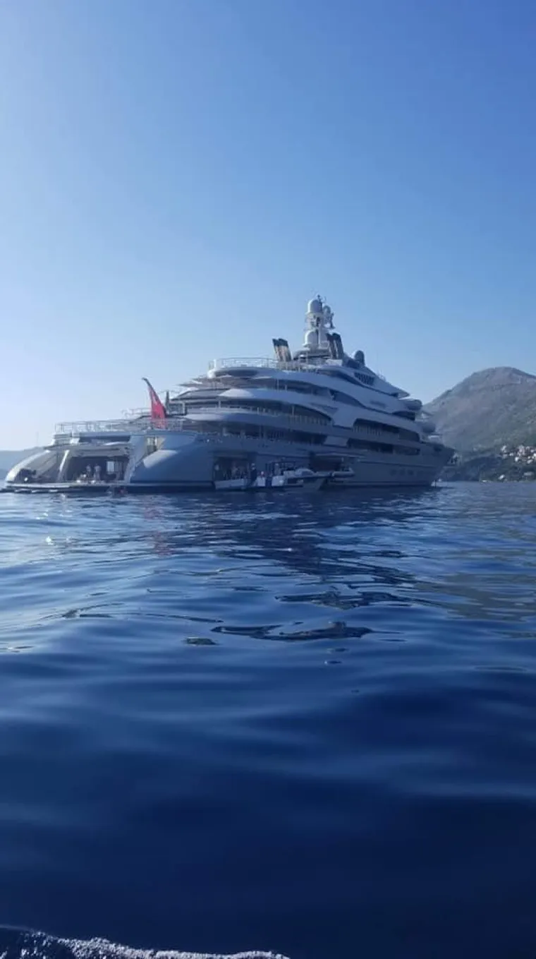 Koja ljepotica! Ovo je jahta ruskog multimilijardera usidrena kod Cavtata