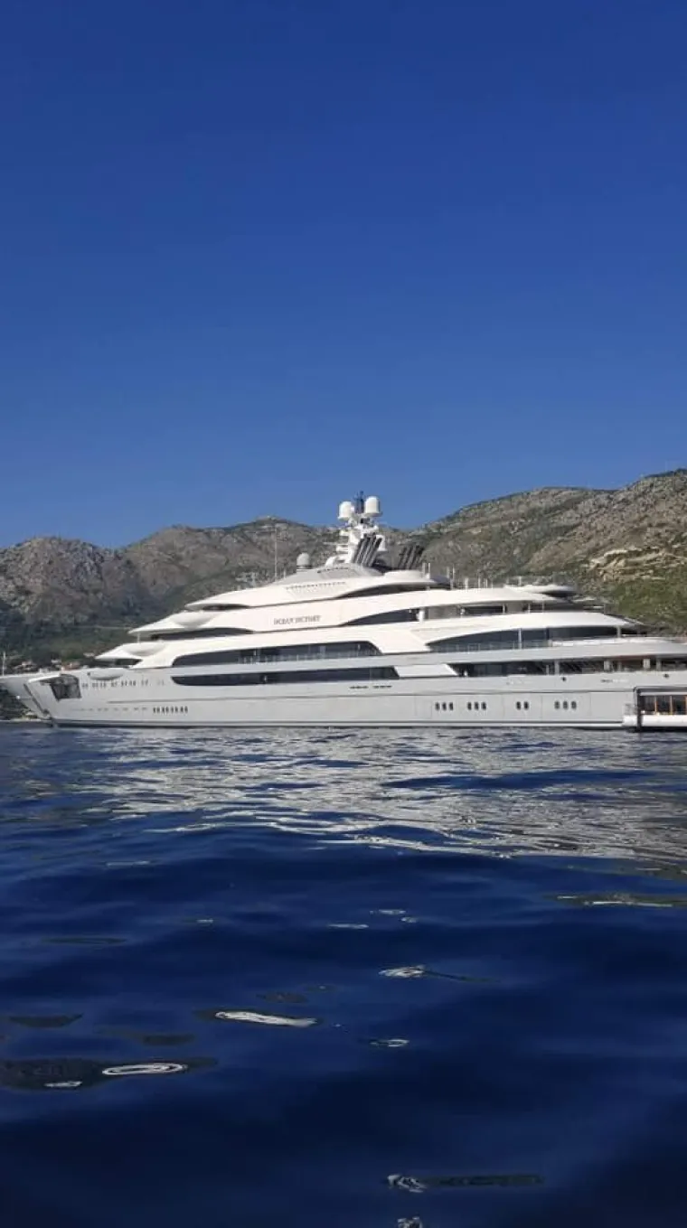 Koja ljepotica! Ovo je jahta ruskog multimilijardera usidrena kod Cavtata
