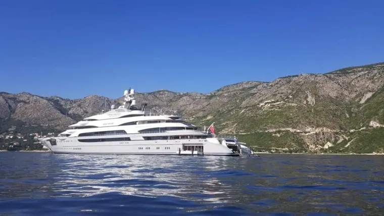 Koja ljepotica! Ovo je jahta ruskog multimilijardera usidrena kod Cavtata