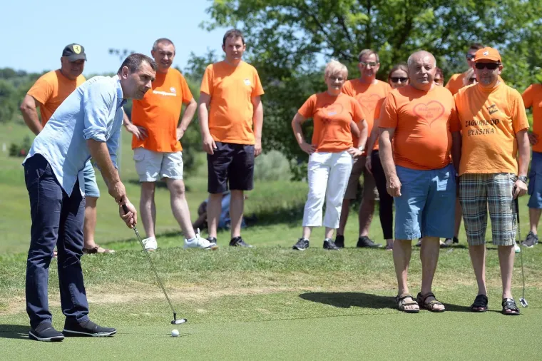 Pogledajte kako su HNS-ovci igrali golf dok su smi&scaron;ljali kako će tražiti odlazak Ku&scaron;čevića