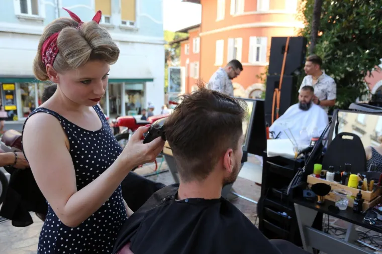 Biser Kvarnera uplovio u neka pro&scaron;la vremena: Opatijom su zavladali oldtimeri, pin-up djevojke i zvuci rockabillyja