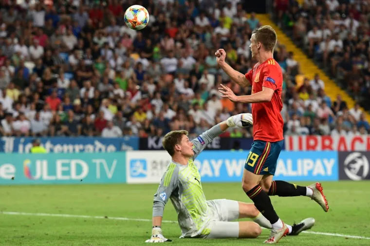 &Scaron;panjolska je povela u osmoj minuti sjajnim pogotkom Fabiana Ruiza sa 20-tak metara, a na 2-0 je povisio igrač zagrebačkog Dinama Dani Olmo. Ruiz je pucao sa 18 metara, njemački vratar Alexander Nubel je kratko odbio loptu, a Olmo odbijanac pospremio u mrežu postigav&scaron;i svoj treći gol na prvenstvu.