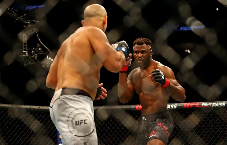 Junior Dos Santos izdržao je malo vi&scaron;e od jedne minute u kavezu s Francisom Ngannouom. Samo 71 sekunda trebala je Kameruncu da nokautira Cigana i treću borbu u nizu okonča na taj način u nedjelju ujutro po hrvatskom vremenu, na UFC on FOX spektaklu u Target Centru u Minneapolisu.