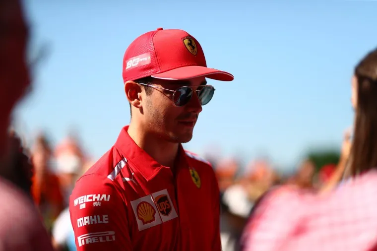 Ključni trenutak utrke dogodio se tri kruga prije kraja kada je Verstappen prošao do tada vodećeg Charlesa Leclerca u Ferrariju. Verstappen je pritom izgurao Leclerca sa staze uz dosta jak kontakt bolida. Suci su nakon utrke objavili kako je Verstappenov potez pod istragom.