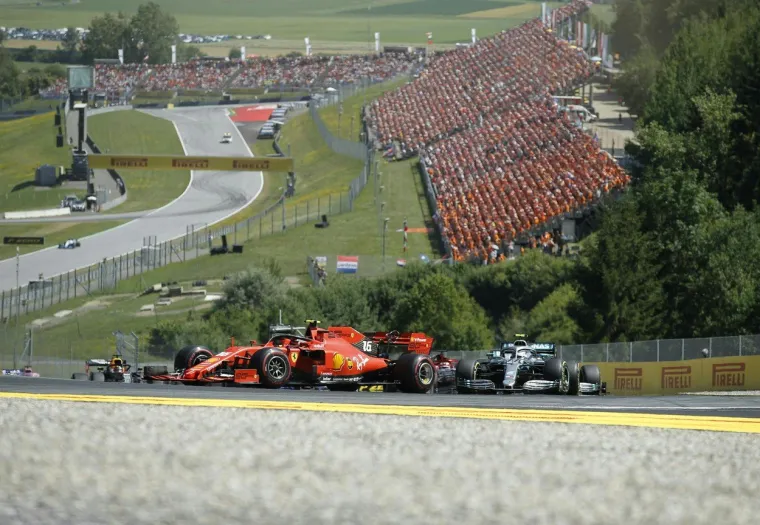 Nizozemac Max Verstappen za upravljačem Red Bull-Honde pobjednik je Velike nagrade Austrije na stazi Spielberg, devete utrke svjetskog prvenstva formule 1.