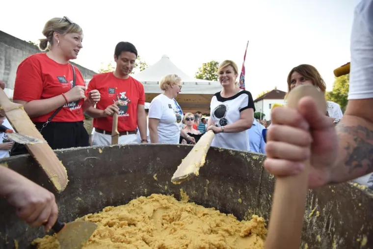 &Scaron;koro ručao s ikonom desnice, predsjednica mije&scaron;ala palentu, a Milanović počeo kampanju 'od vrata do vrata'