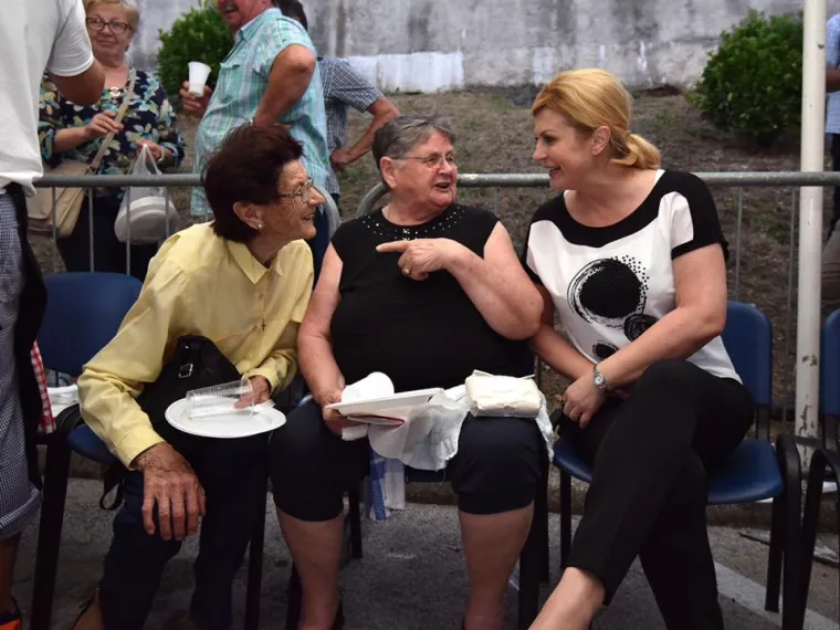 &Scaron;koro ručao s ikonom desnice, predsjednica mije&scaron;ala palentu, a Milanović počeo kampanju 'od vrata do vrata'