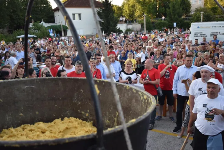 &Scaron;koro ručao s ikonom desnice, predsjednica mije&scaron;ala palentu, a Milanović počeo kampanju 'od vrata do vrata'