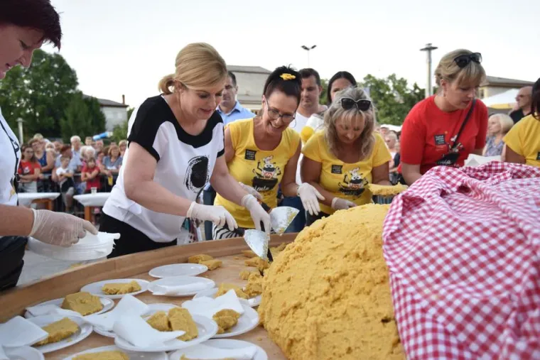 &Scaron;koro ručao s ikonom desnice, predsjednica mije&scaron;ala palentu, a Milanović počeo kampanju 'od vrata do vrata'