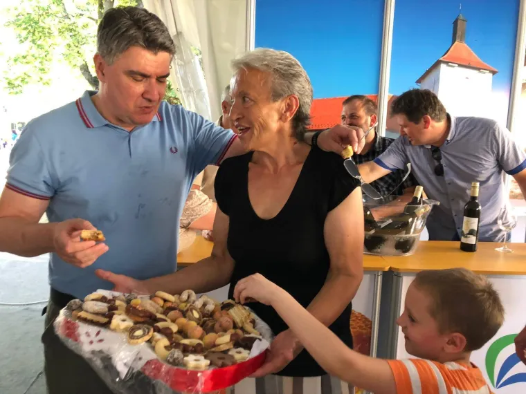 &Scaron;koro ručao s ikonom desnice, predsjednica mije&scaron;ala palentu, a Milanović počeo kampanju 'od vrata do vrata'