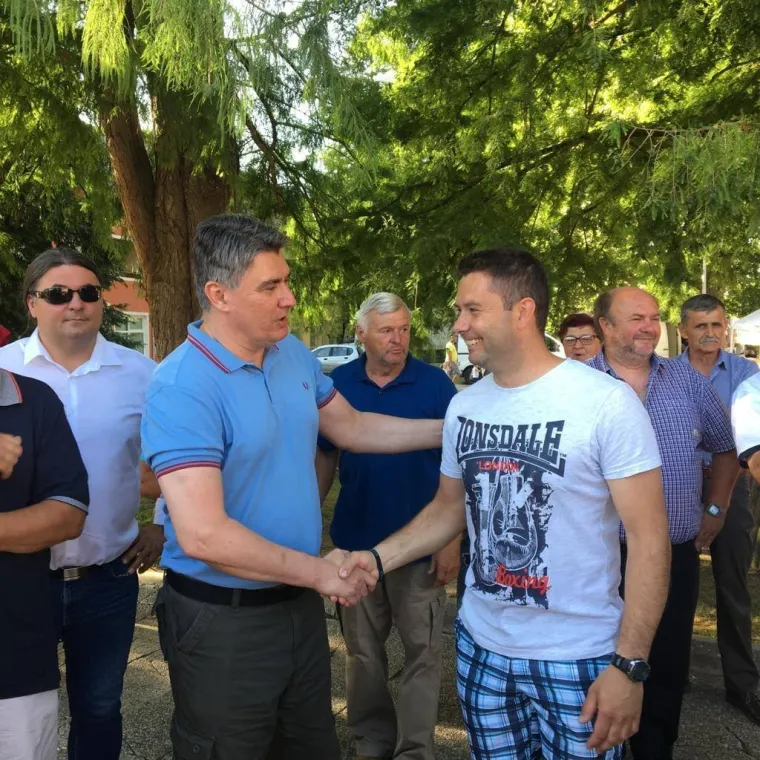 &Scaron;koro ručao s ikonom desnice, predsjednica mije&scaron;ala palentu, a Milanović počeo kampanju 'od vrata do vrata'