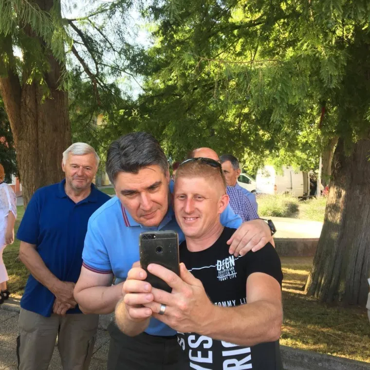 &Scaron;koro ručao s ikonom desnice, predsjednica mije&scaron;ala palentu, a Milanović počeo kampanju 'od vrata do vrata'