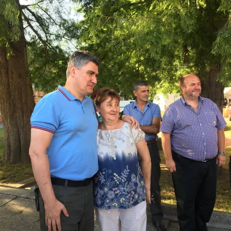 &Scaron;koro ručao s ikonom desnice, predsjednica mije&scaron;ala palentu, a Milanović počeo kampanju 'od vrata do vrata'