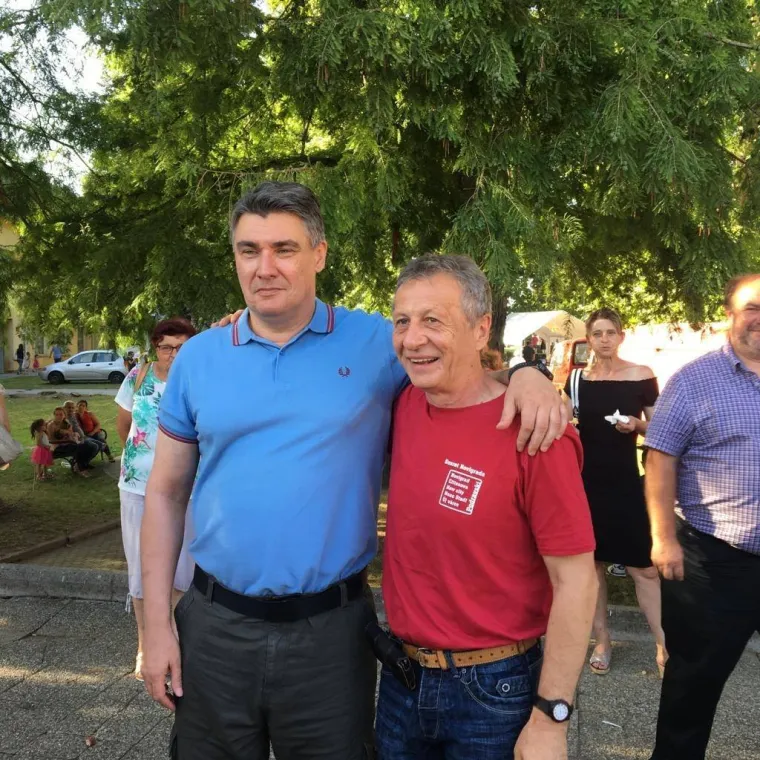 &Scaron;koro ručao s ikonom desnice, predsjednica mije&scaron;ala palentu, a Milanović počeo kampanju 'od vrata do vrata'