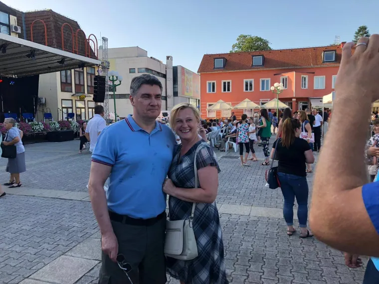 &Scaron;koro ručao s ikonom desnice, predsjednica mije&scaron;ala palentu, a Milanović počeo kampanju 'od vrata do vrata'