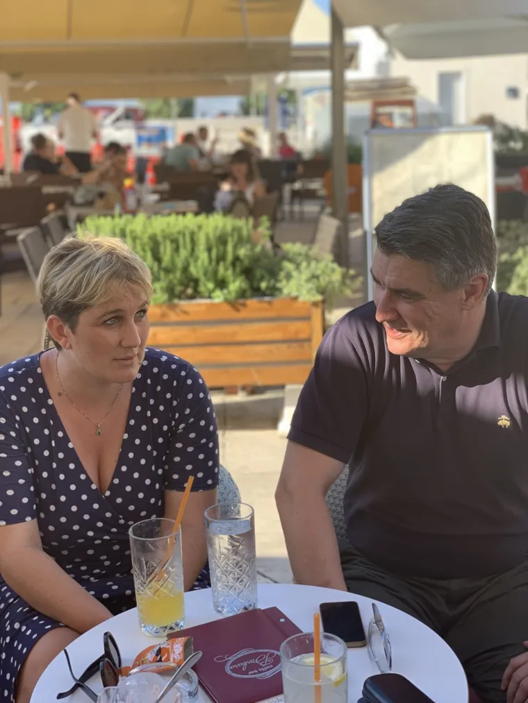 &Scaron;koro ručao s ikonom desnice, predsjednica mije&scaron;ala palentu, a Milanović počeo kampanju 'od vrata do vrata'