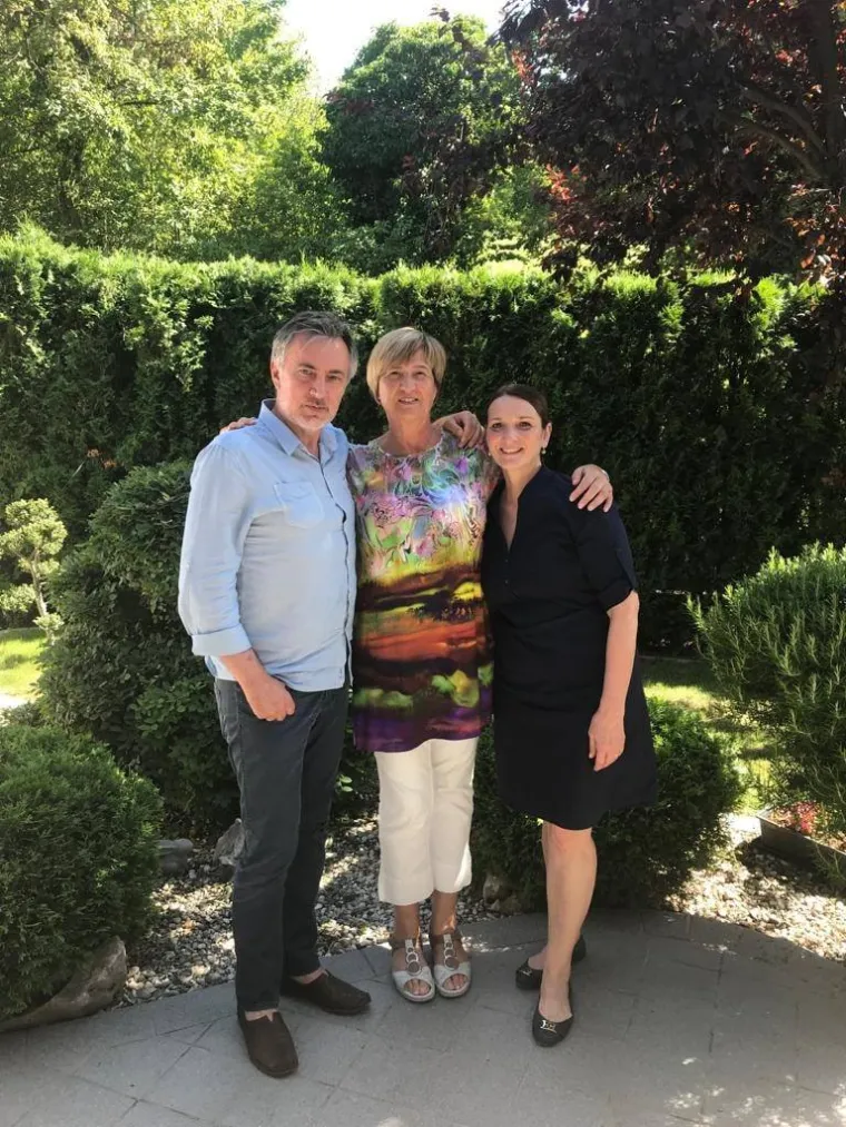 &Scaron;koro ručao s ikonom desnice, predsjednica mije&scaron;ala palentu, a Milanović počeo kampanju 'od vrata do vrata'