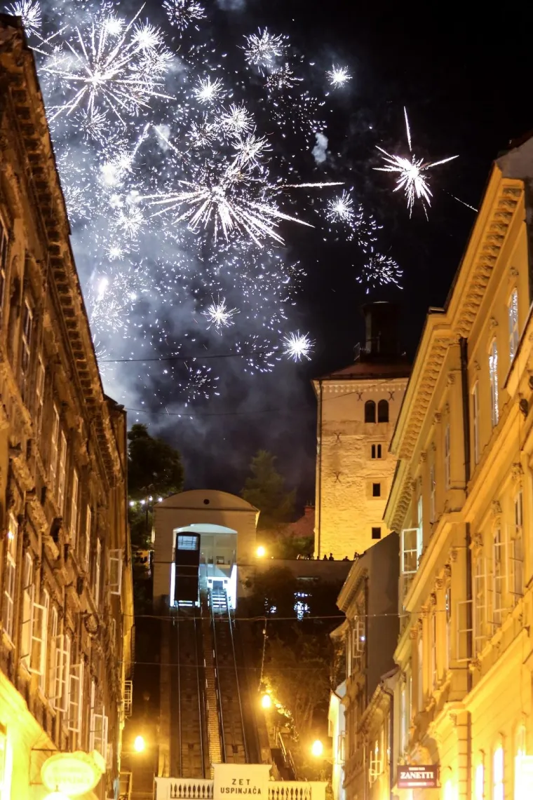 Ljeto u Zagrebu: Predivnim vatrometom na Štrosu ispratili staru i dočekali novu polovicu godine