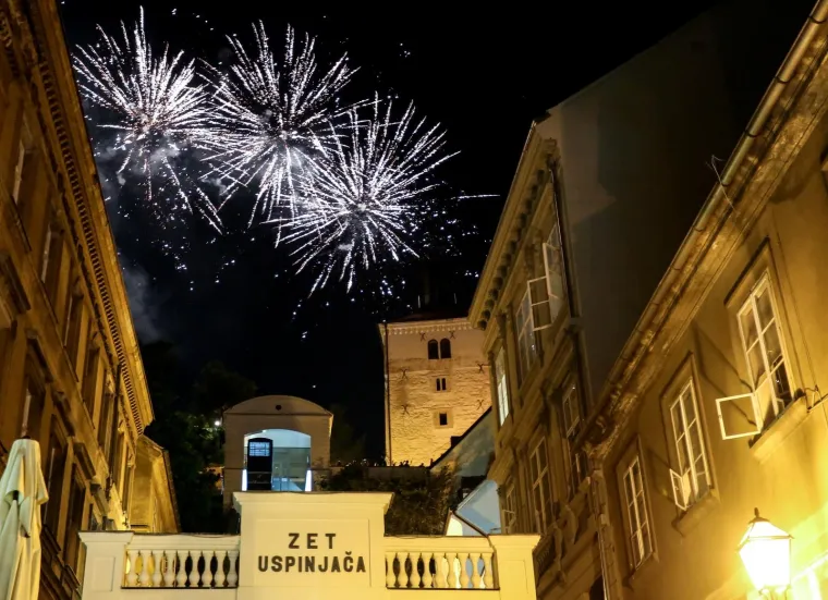 Ljeto u Zagrebu: Predivnim vatrometom na &Scaron;trosu ispratili staru i dočekali novu polovicu godine