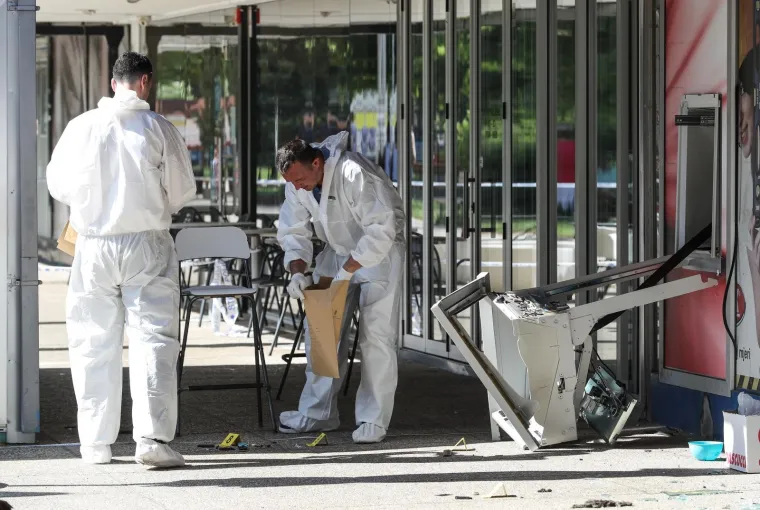 Policija obavlja očevid na mjestu gdje je raznesen bankomat