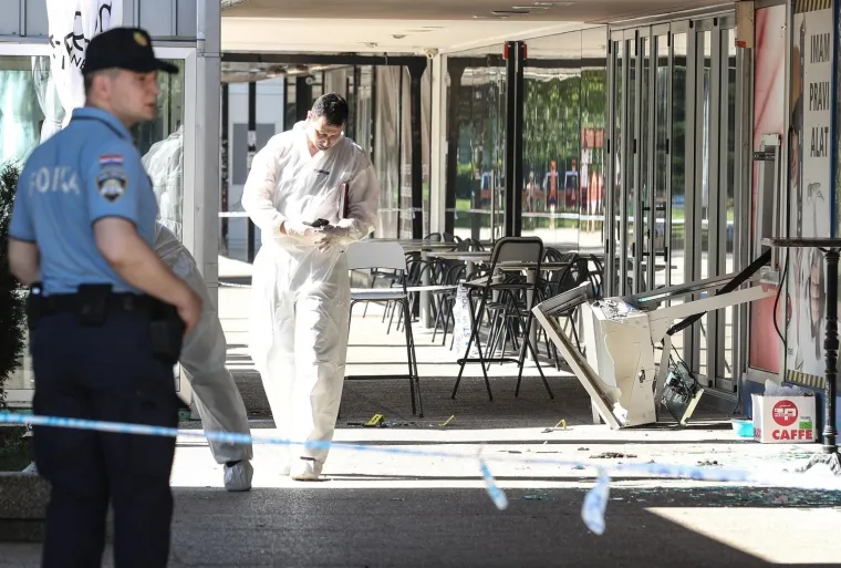 Policija obavlja očevid na mjestu gdje je raznesen bankomat