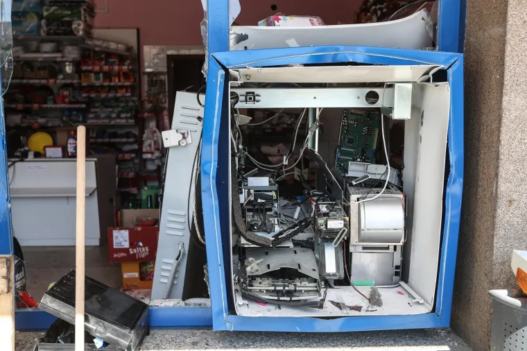 U Ulici Matije Gupca kod kućnog broja 91, raznesen bankomat Zagrebačke banke koji se nalazi u sklopu trgovine NTL