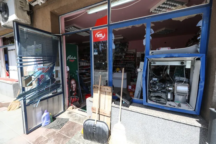 U Ulici Matije Gupca kod kućnog broja 91, raznesen bankomat Zagrebačke banke koji se nalazi u sklopu trgovine NTL