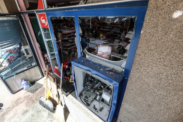 U Ulici Matije Gupca kod kućnog broja 91, raznesen bankomat Zagrebačke banke koji se nalazi u sklopu trgovine NTL