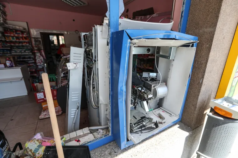 U Ulici Matije Gupca kod kućnog broja 91, raznesen bankomat Zagrebačke banke koji se nalazi u sklopu trgovine NTL