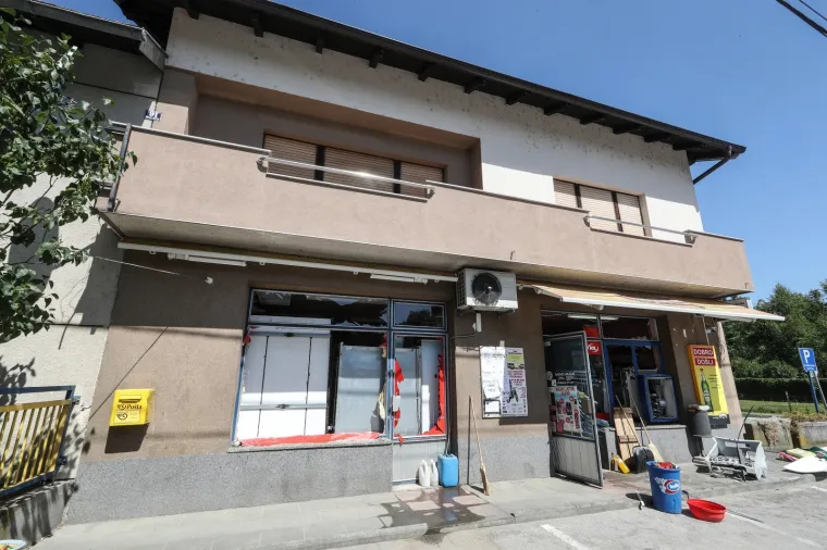 U Ulici Matije Gupca kod kućnog broja 91, raznesen bankomat Zagrebačke banke koji se nalazi u sklopu trgovine NTL