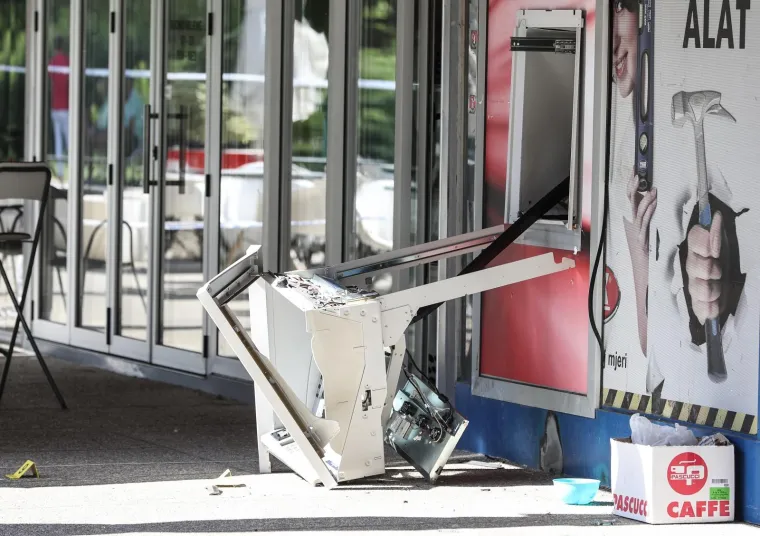 Policija obavlja očevid na mjestu gdje je raznesen bankomat