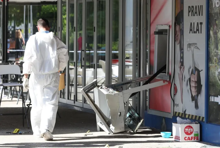 Policija obavlja očevid na mjestu gdje je raznesen bankomat