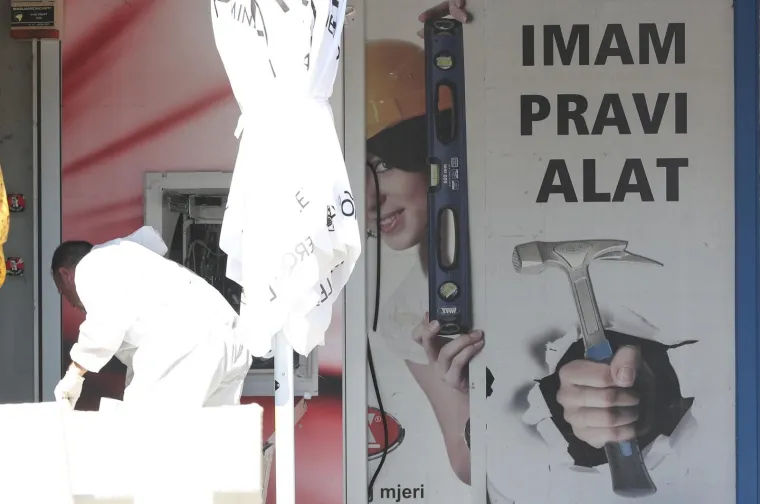 Policija obavlja očevid na mjestu gdje je raznesen bankomat