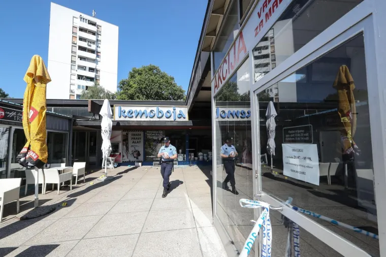 Policija obavlja očevid na mjestu gdje je raznesen bankomat