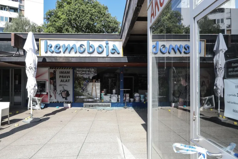 Policija obavlja očevid na mjestu gdje je raznesen bankomat