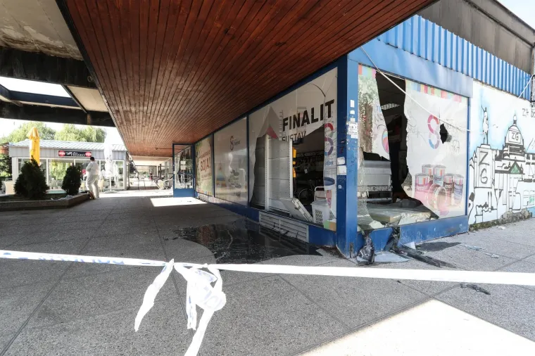 Policija obavlja očevid na mjestu gdje je raznesen bankomat