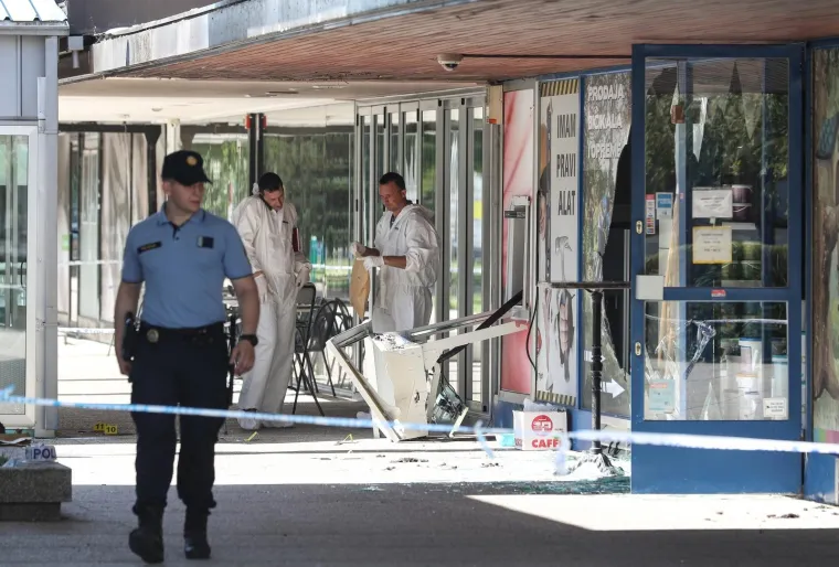 Policija obavlja očevid na mjestu gdje je raznesen bankomat