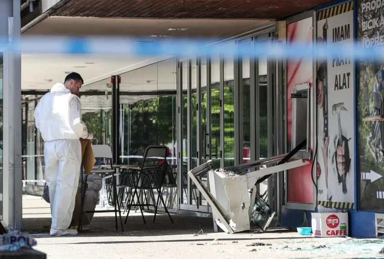 Policija obavlja očevid na mjestu gdje je raznesen bankomat