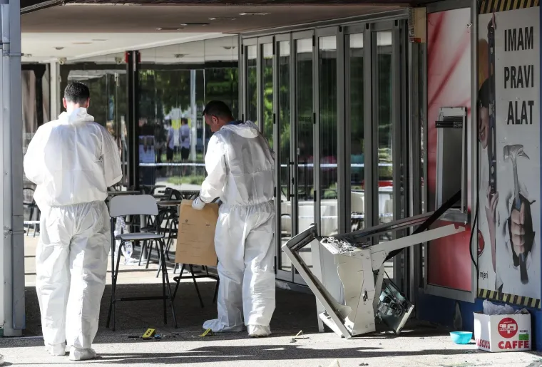 Policija obavlja očevid na mjestu gdje je raznesen bankomat